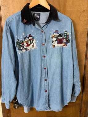 Quizz Women’s 22 Vintage Lt Blue Denim Button-Down Shirt with Snowman Embroidery